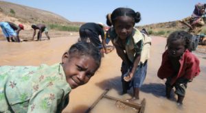 Des enfants en quête de matières précieuses à Madagascar