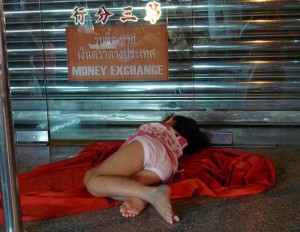 Niña tailandesa durmiendo en la calle © Victoriapeckham (flickr)