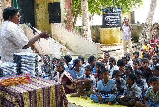 Le directeur de l'école d'Eappakkam en Inde sensibilise les enfants à l'hygiène bucco-dentaire